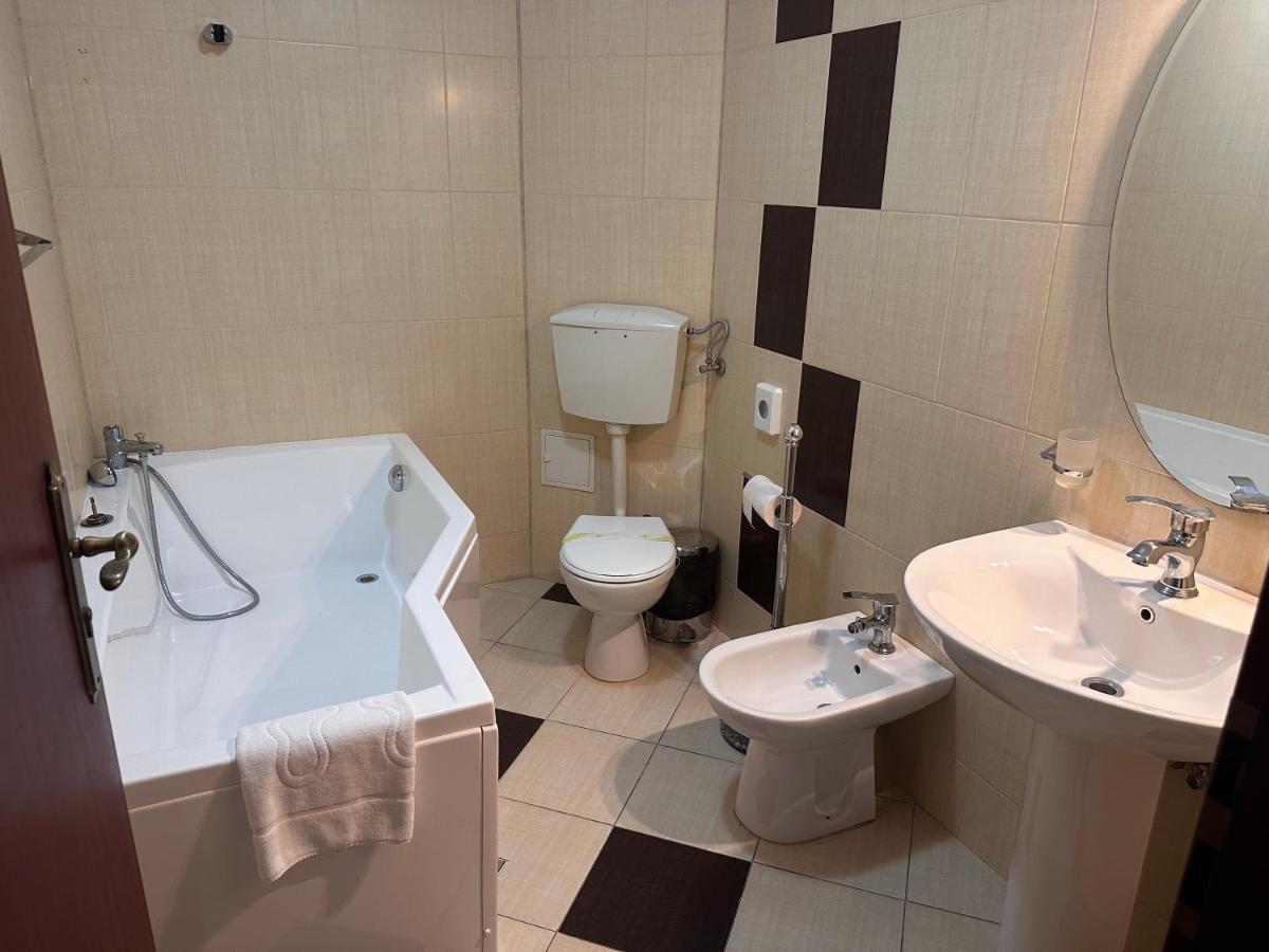 Hotel Bliss 布加勒斯特 外观 照片