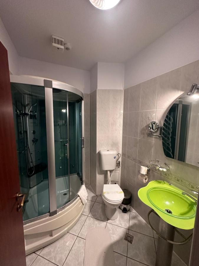 Hotel Bliss 布加勒斯特 外观 照片